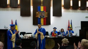 丁教授讲话后全场鼓掌